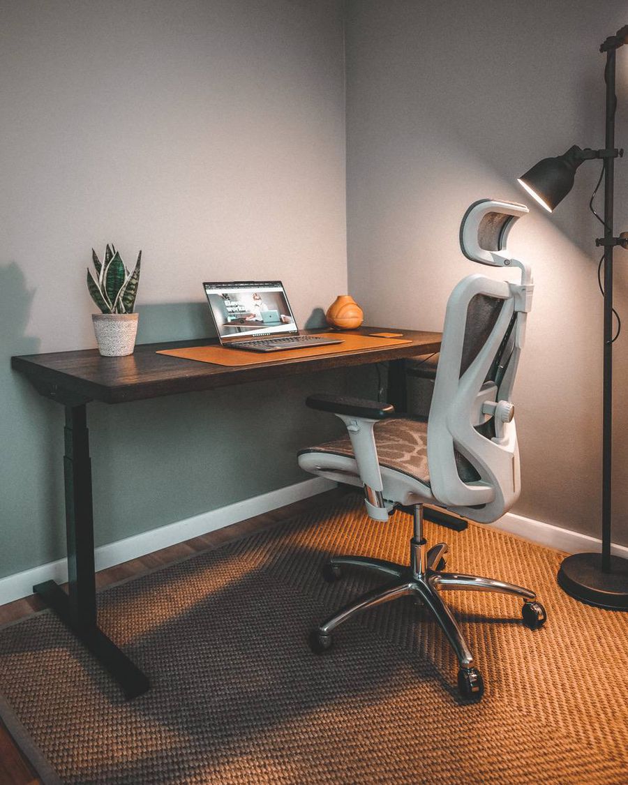 Beneficiile scaunelor ergonomice: Cum îți poate îmbunătăți sănătatea și confortul la birou