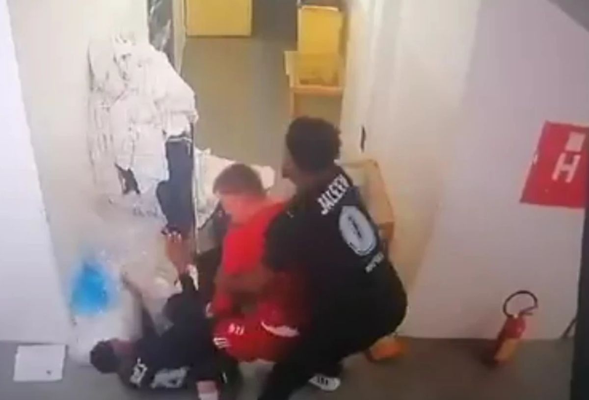 Scene scandaloase înaintea derby-ului de diseară » Jucătorii s-au luat la bătaie la vestiare! Se cere intervenția Ministerului de Interne: „Vătămare corporală gravă!