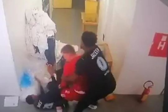 James Nunnally (Partizan) și Stefan Lazarevic (Steaua Roșie) s-au bătut la vestiare înaintea meciului de astăzi, de la ora 21:30, al treilea al finalei din ABA League la baschet masculin.