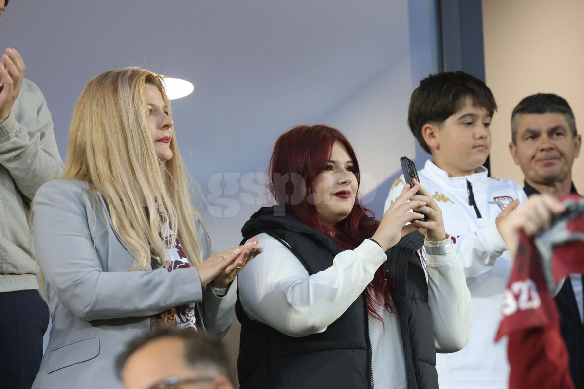 Soția lui Cristi Săpunaru, în Giulești, la Rapid - CFR/ FOTO: Ionuț Iordache (GSP)