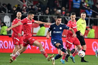 Universitatea Craiova a efectuat primul transfer al verii » Jucătorul din Superliga a semnat cu echipa lui Rădoi