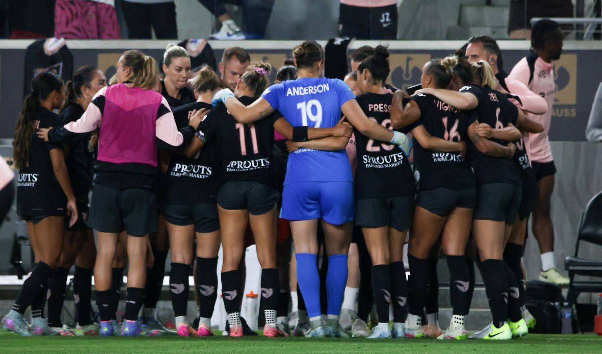 Fotbalista s-a prăbușit pe teren în timpul meciului și a fost imediat operată » Care este starea ei acum