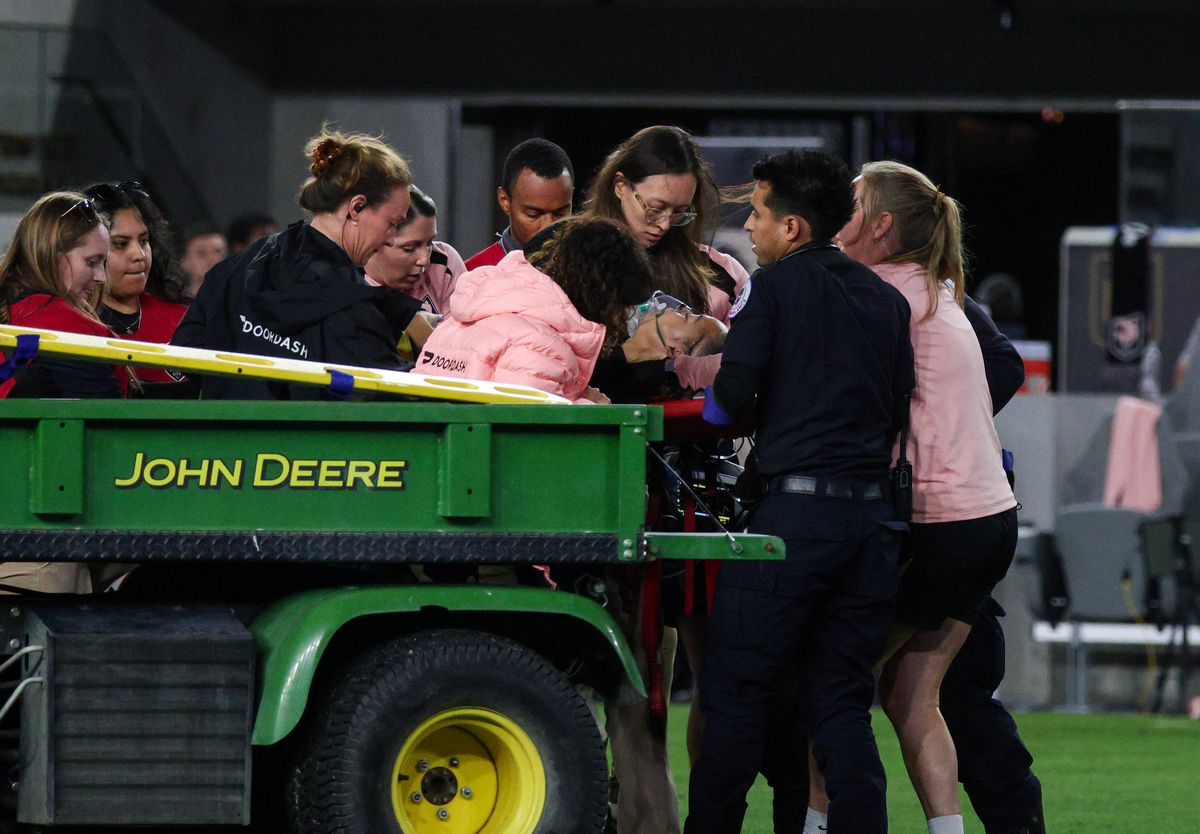 Fotbalista s-a prăbușit pe teren în timpul meciului și a fost imediat operată » Care este starea ei acum