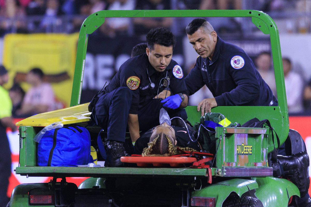 Fotbalista s-a prăbușit pe teren în timpul meciului și a fost imediat operată » Care este starea ei acum
