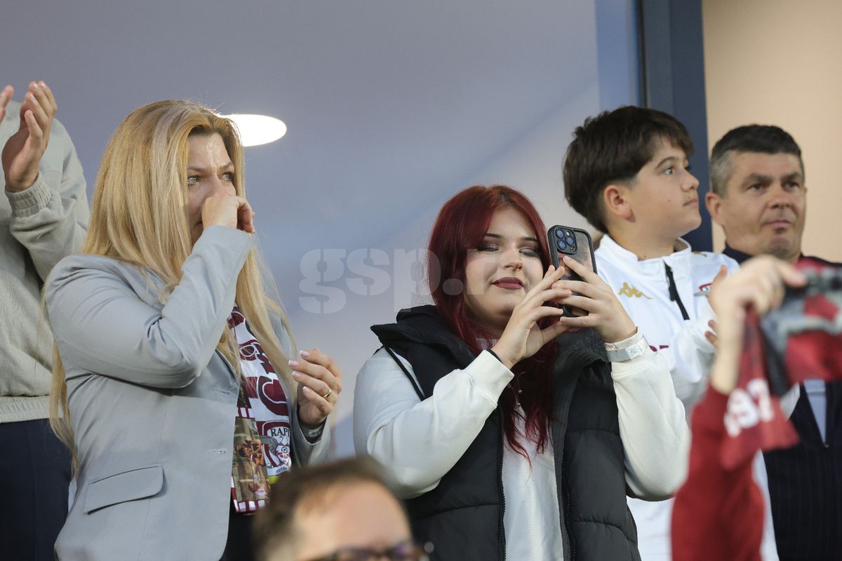 Soția lui Cristi Săpunaru, în Giulești, la Rapid - CFR/ FOTO: Ionuț Iordache (GSP)