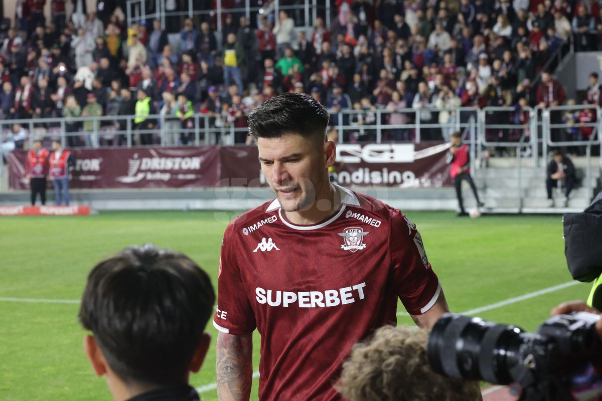 Momentul ieșirii lui Cristi Săpunaru de pe teren, la ultimul meci la Rapid/ foto: Ionuț Iordache (GSP)