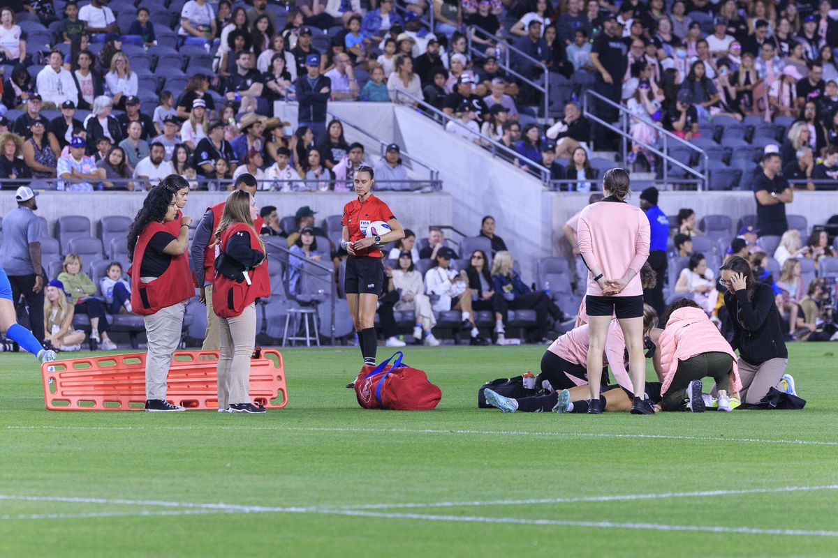 Fotbalista s-a prăbușit pe teren în timpul meciului și a fost imediat operată » Care este starea ei acum