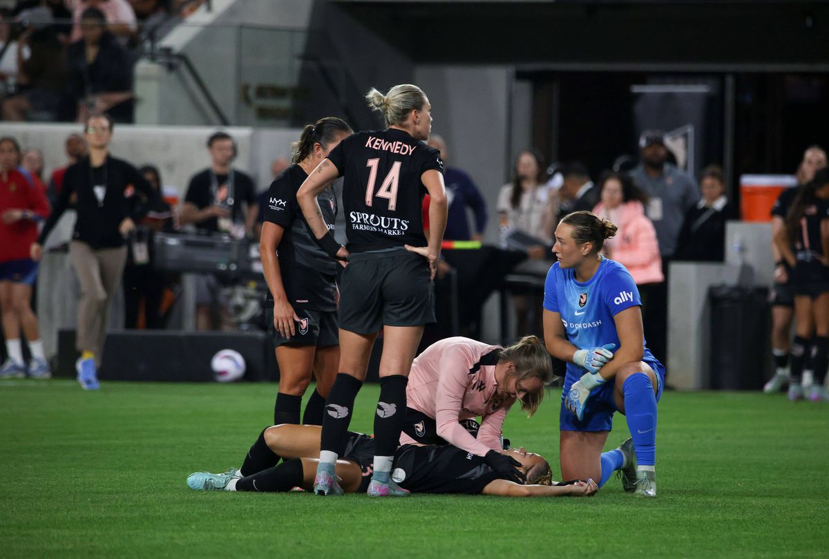 Fotbalista s-a prăbușit pe teren în timpul meciului și a fost imediat operată » Care este starea ei acum