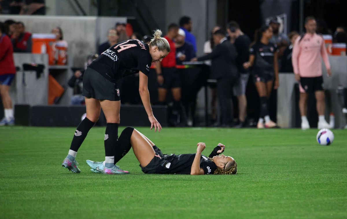 Fotbalista s-a prăbușit pe teren în timpul meciului și a fost imediat operată » Care este starea ei acum