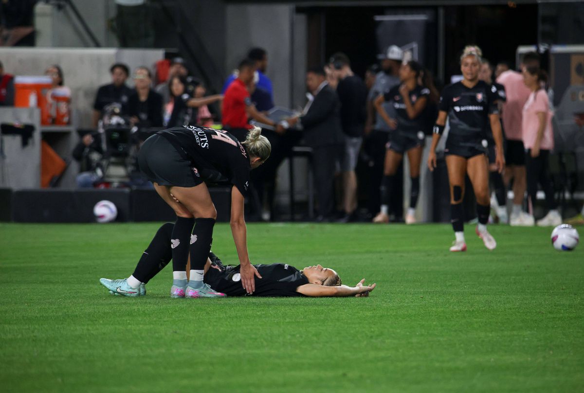 Fotbalista s-a prăbușit pe teren în timpul meciului și a fost imediat operată » Care este starea ei acum