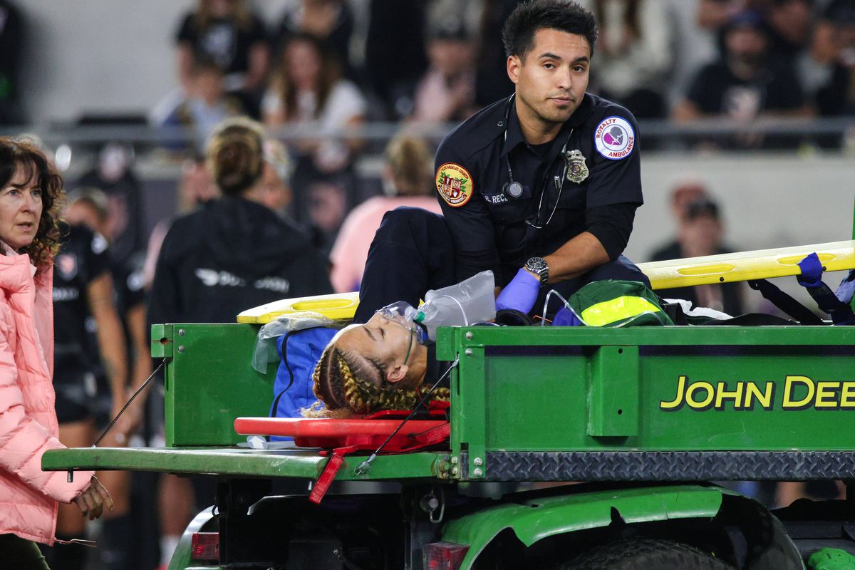 Fotbalista s-a prăbușit pe teren în timpul meciului și a fost imediat operată » Care este starea ei acum