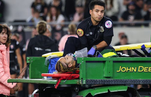 Fotbalista s-a prăbușit pe teren în timpul meciului și a fost imediat operată » Care este starea ei acum