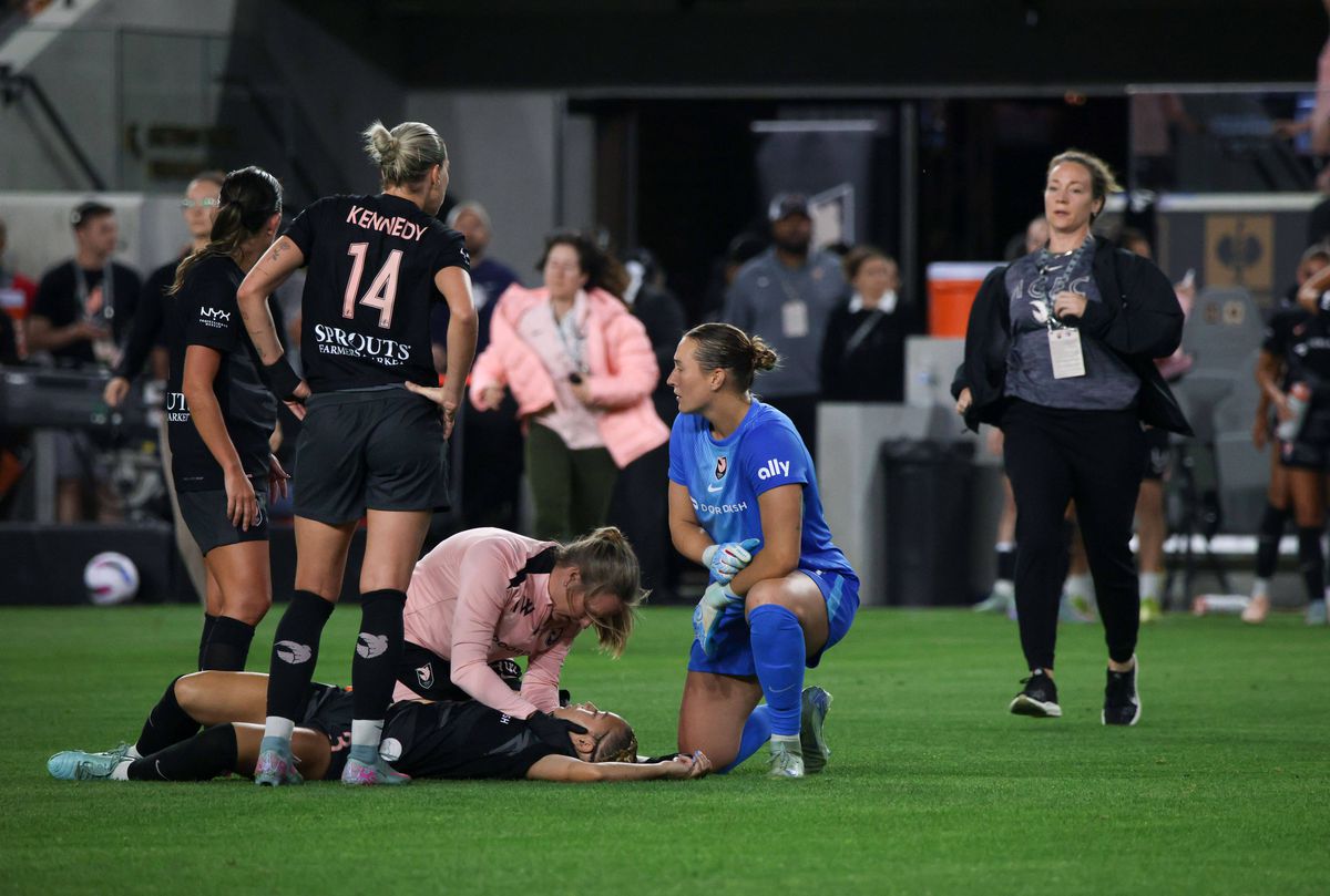 Fotbalista s-a prăbușit pe teren în timpul meciului și a fost imediat operată » Care este starea ei acum