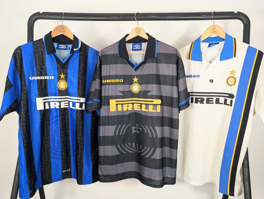 Echipamentele folosite de Inter în 1998 Haine noi pentru elevii lui Cristi Chivu » Echipamentul pentru sezonul 2026/2027, inspirat dintr-un model istoric