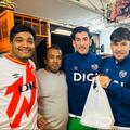 Andrei Rațiu s-a fotografiat cu fanii lui Rayo Vallecano într-o shaormerie / Sursă foto: as.com