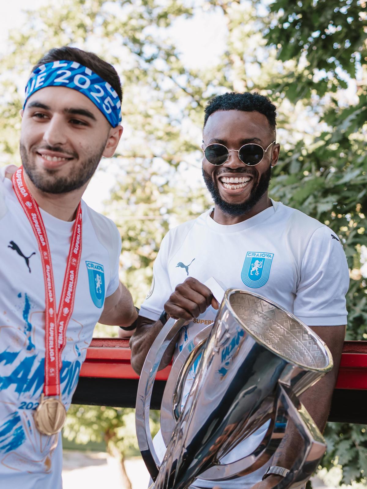 Campionii de la Craiova au imitat trendul cu ochelarii de soare