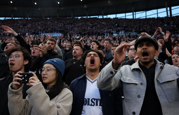 Primarul Londrei îi amenință pe fanii echipei lui Radu Drăgușin: „O să plătiți dacă Tottenham se salvează!”
