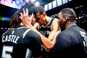 Condusă de un Victor Wembanyama uluitor, San Antonio Spurs reușește surpriza în primul meci al finalei conferinței de vest din NBA