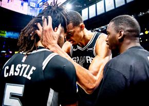 Condusă de un Victor Wembanyama uluitor, San Antonio Spurs reușește surpriza în primul meci al finalei conferinței de vest din NBA