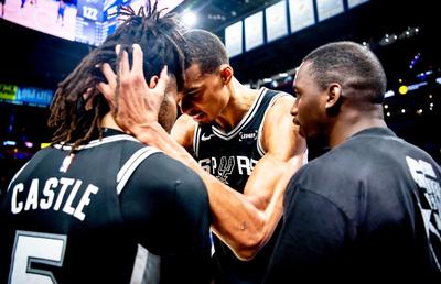Condusă de un Victor Wembanyama uluitor, San Antonio Spurs reușește surpriza în primul meci al finalei conferinței de vest din NBA