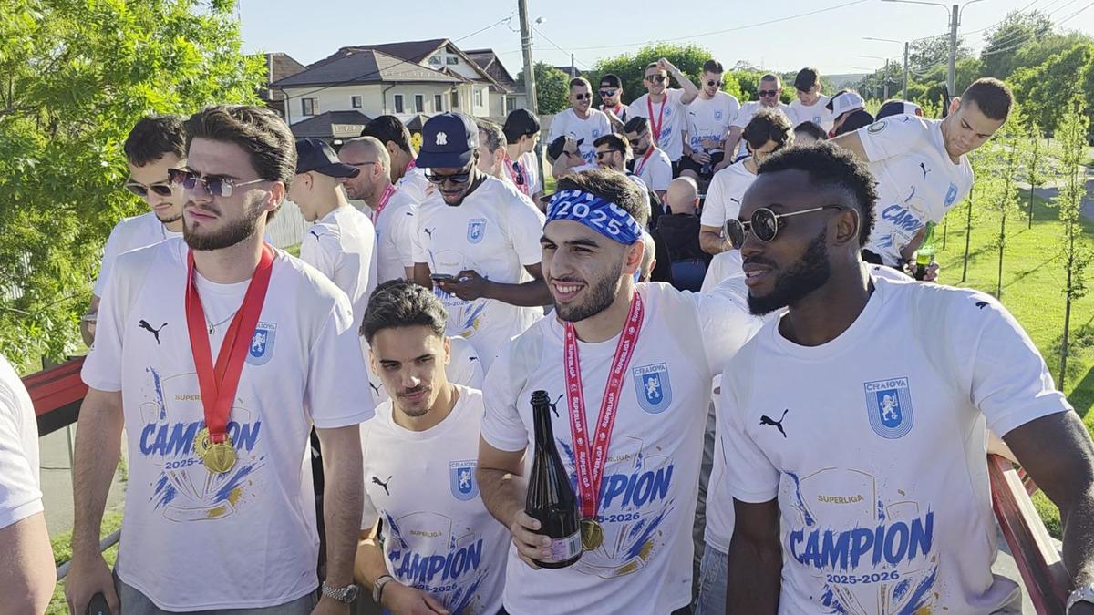 Campionii de la Craiova au imitat trendul cu ochelarii de soare