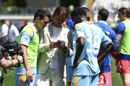 Nico Paz (în haine de stradă), alături de Assane Diao în meciul Como - Parma 1-0 / Foto: GettyImages