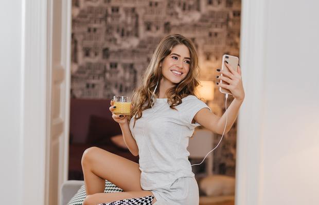 Carieră ca model online: când munca de acasă aduce venit real