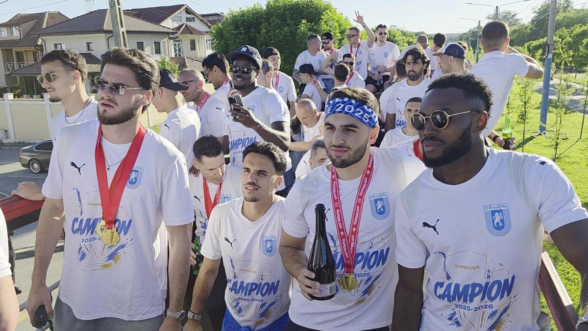Trendul campioanelor europene a ajuns și la Craiova! Accesoriul „obligatoriu” la petrecerile de titlu