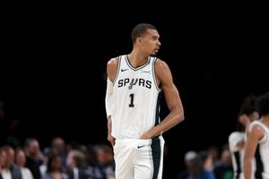 Condusă de un Victor Wembanyama uluitor, San Antonio Spurs reușește surpriza în primul meci al finalei conferinței de vest din NBA