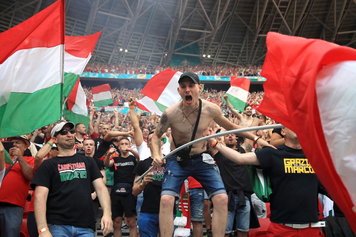 Scene josnice la Budapesta » Cu ce au aruncat fanii francezi în portarul Ungariei