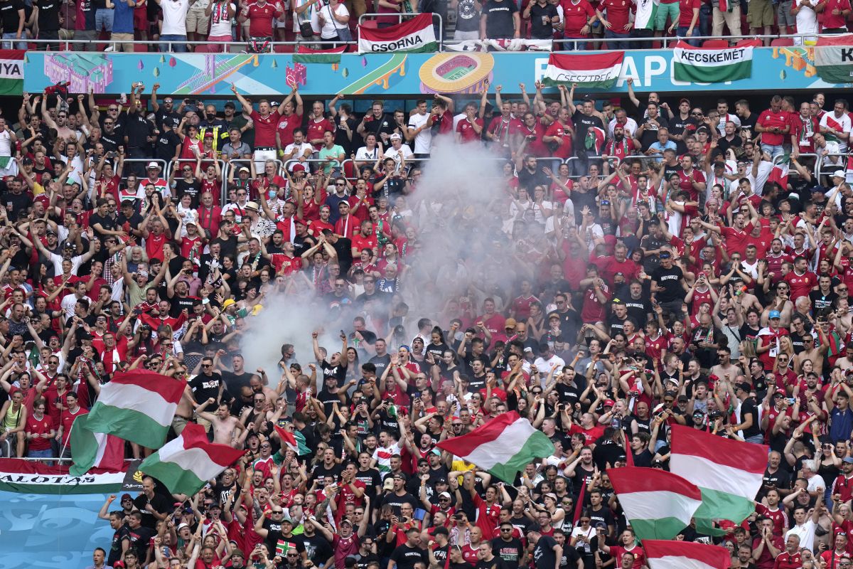 Scene josnice la Budapesta » Cu ce au aruncat fanii francezi în portarul Ungariei