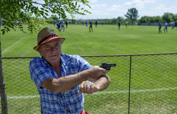 GSP a asistat la promovarea lui ACS Miroși! Sărbătoare cu alarma antiaeriană și cu o armă cu capse: „Îl împuşc pe Putin, că mi-a scumpit berea şi ţigările"