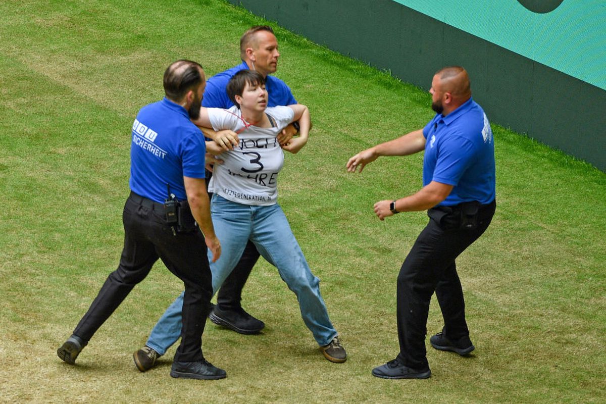 Placaje la fileu în timpul finalei de la Halle » Scene incredibile în fața liderului mondial și a peste 10.000 de spectatori!