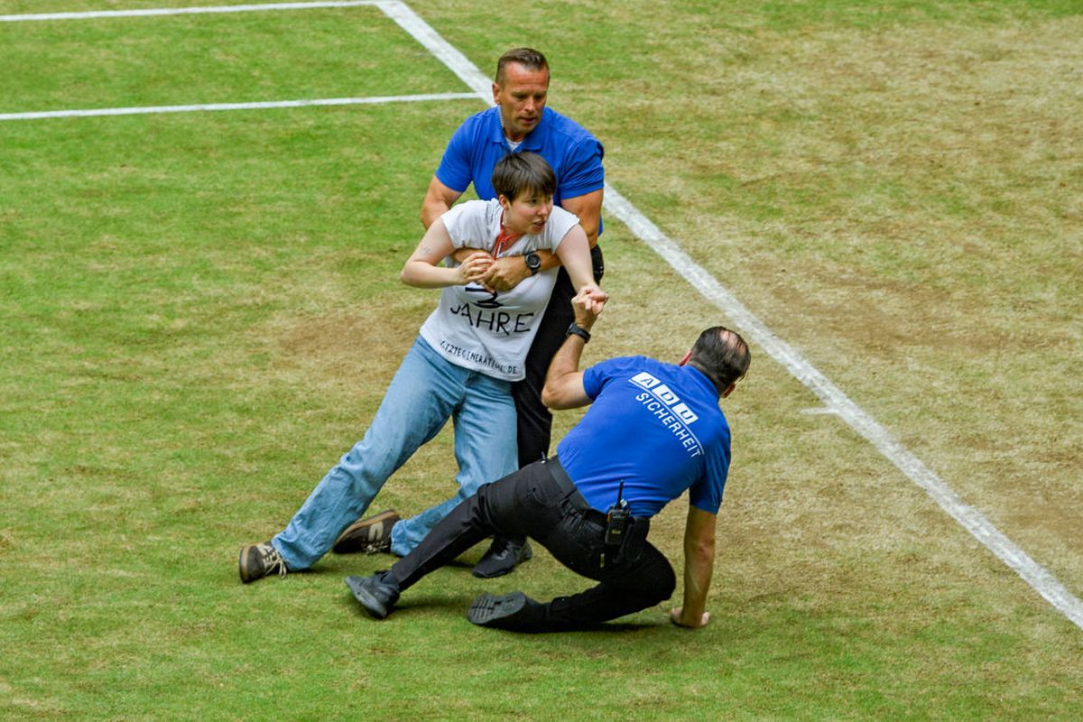 Placaje la fileu în timpul finalei de la Halle » Scene incredibile în fața liderului mondial și a peste 10.000 de spectatori!