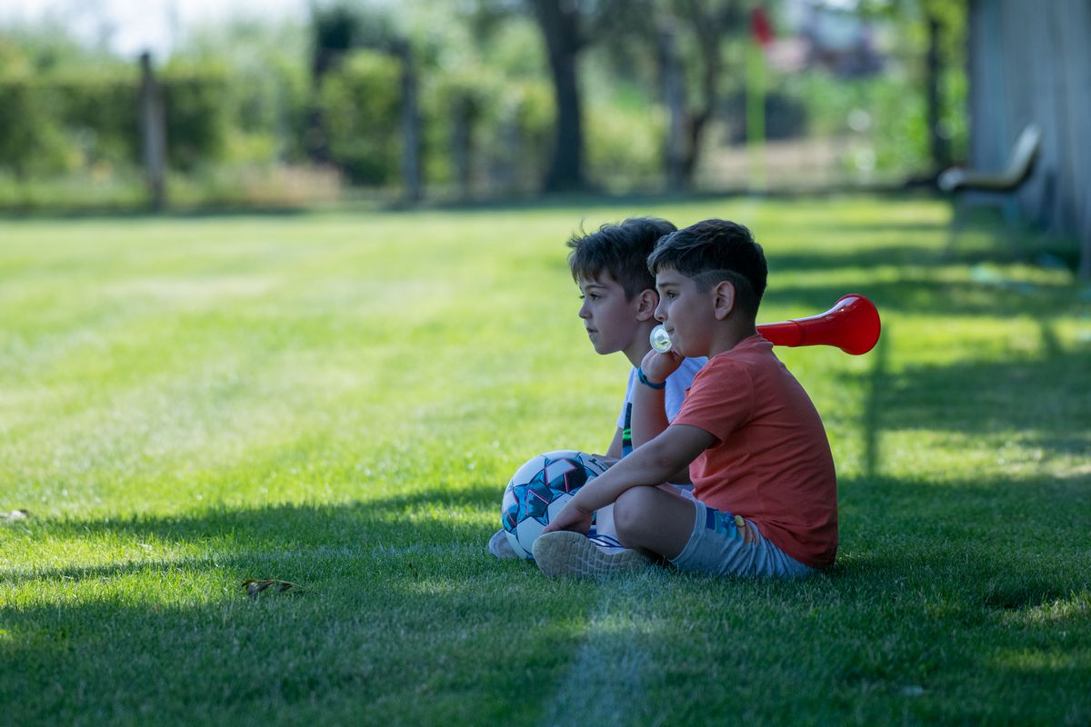 GSP a asistat la promovarea lui ACS Miroși! Sărbătoare cu alarma antiaeriană și cu o armă cu capse: „Îl împuşc pe Putin, că mi-a scumpit berea şi ţigările"