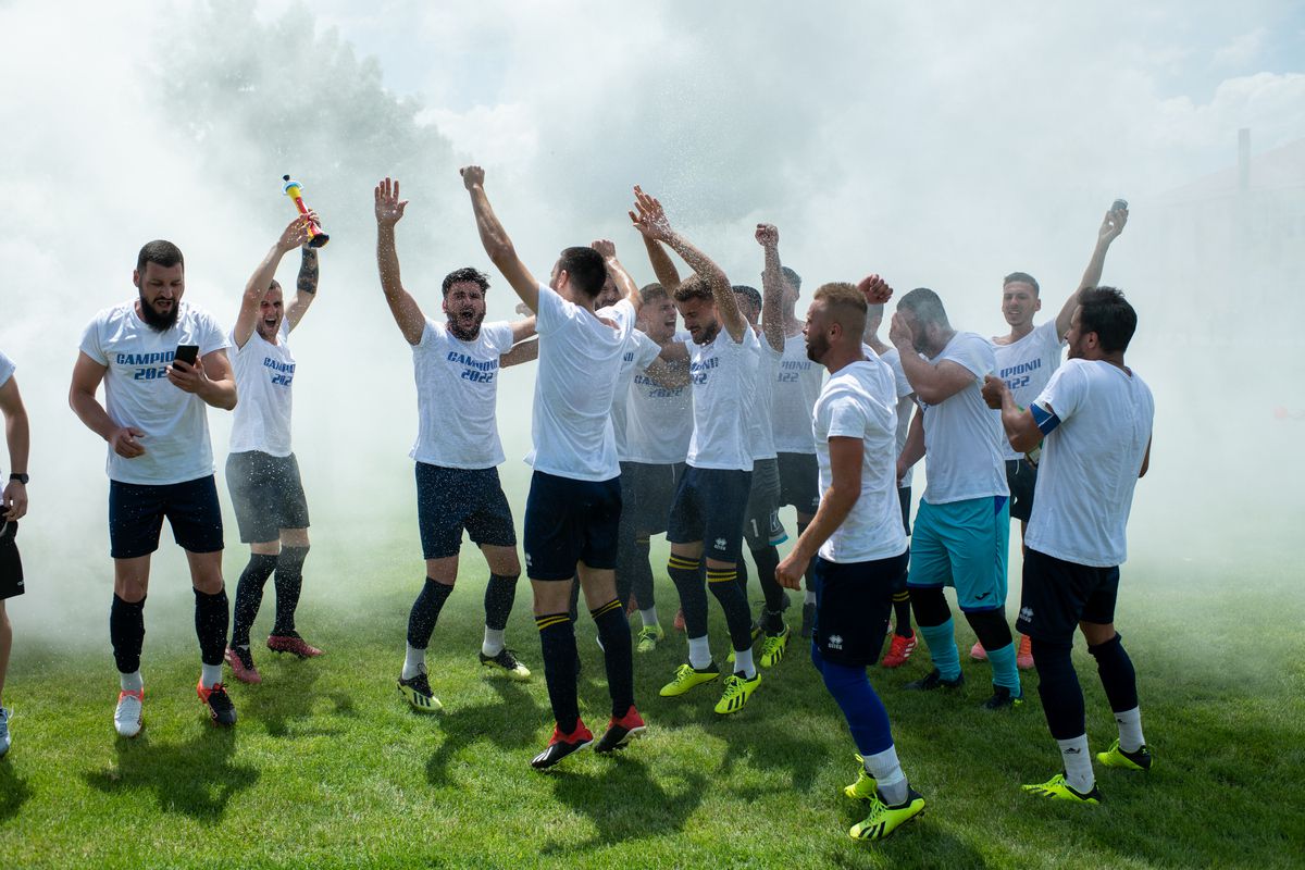 GSP a asistat la promovarea lui ACS Miroși! Sărbătoare cu alarma antiaeriană și cu o armă cu capse: „Îl împuşc pe Putin, că mi-a scumpit berea şi ţigările"