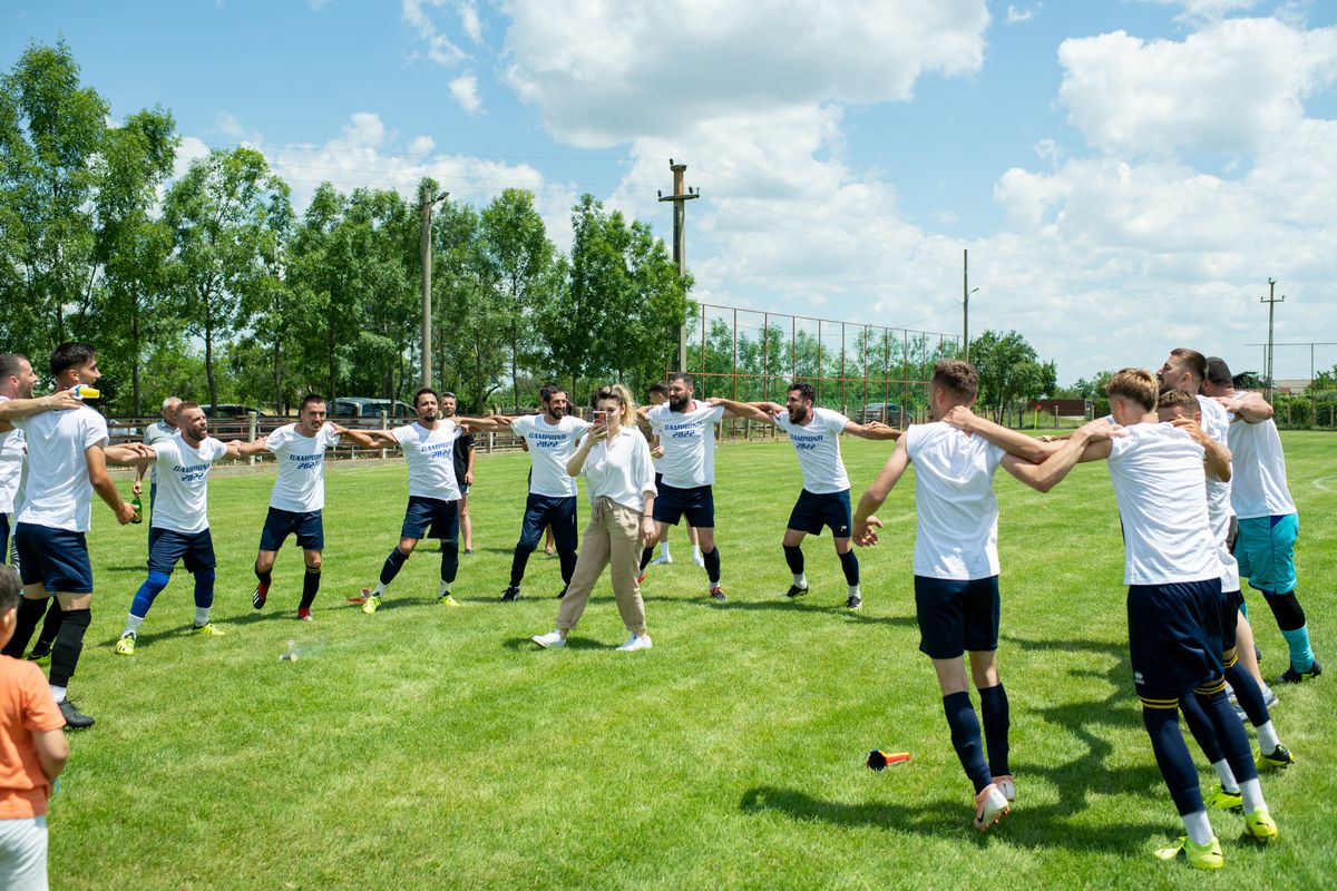 GSP a asistat la promovarea lui ACS Miroși! Sărbătoare cu alarma antiaeriană și cu o armă cu capse: „Îl împuşc pe Putin, că mi-a scumpit berea şi ţigările"