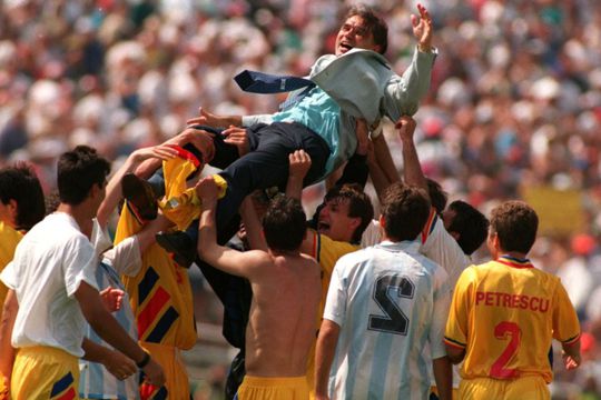 Anghel Iordănescu, purtat pe brațe de „tricolori” / FOTO: Getty