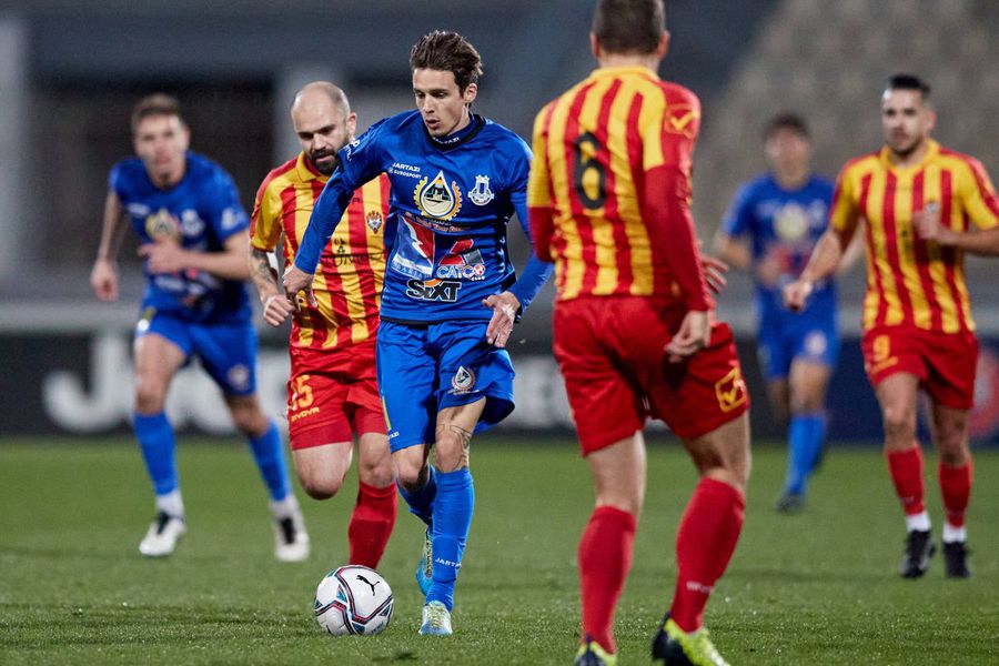 Juri Cisotti (cu albastru, în prim plan) pe când evolua la Sliema, în Malta // Foto: Imago Fotbalistul italian din Liga 2: „Totul îmi place în România, mai puțin un singur lucru. Groaznic!”