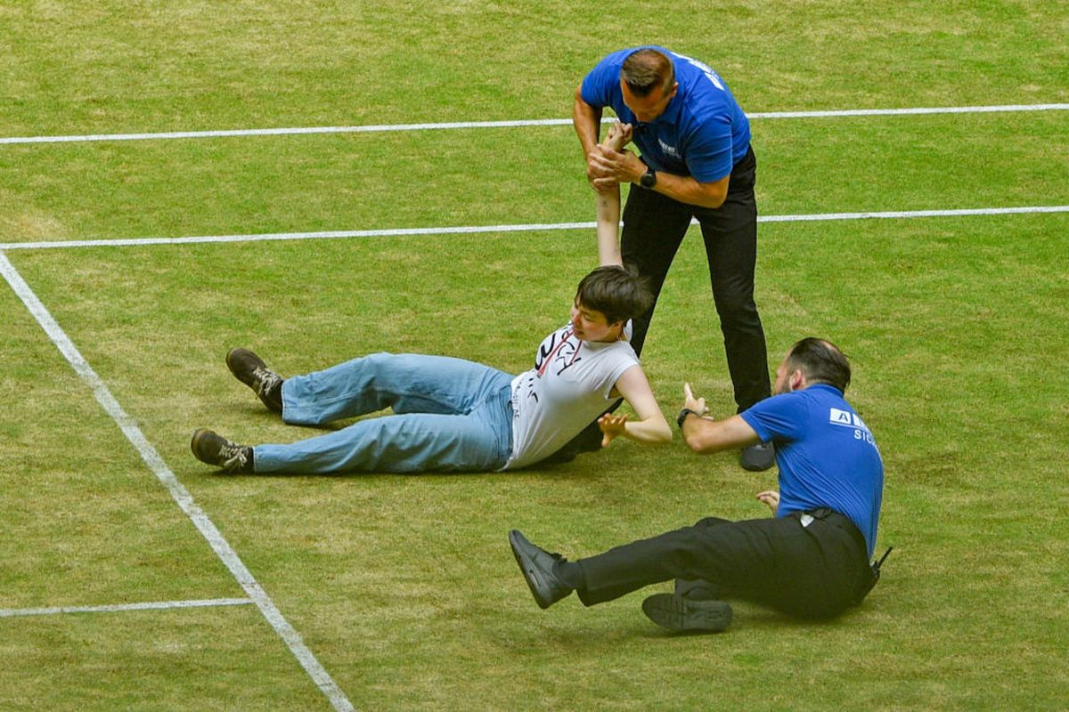 Placaje la fileu în timpul finalei de la Halle » Scene incredibile în fața liderului mondial și a peste 10.000 de spectatori!