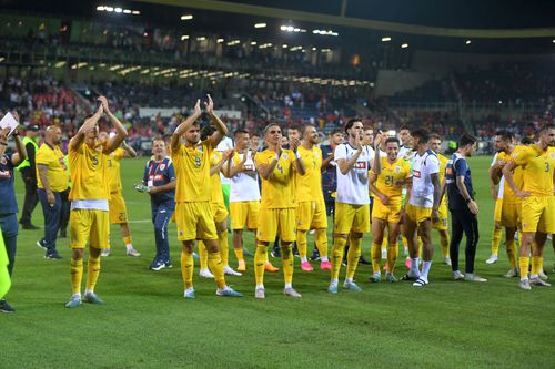 Jucătorii Româmiei, celebrând egalul împotriva Elveției, scor 2-2 grație unei „duble” înscrise de Mihăilă în finalul meciului.