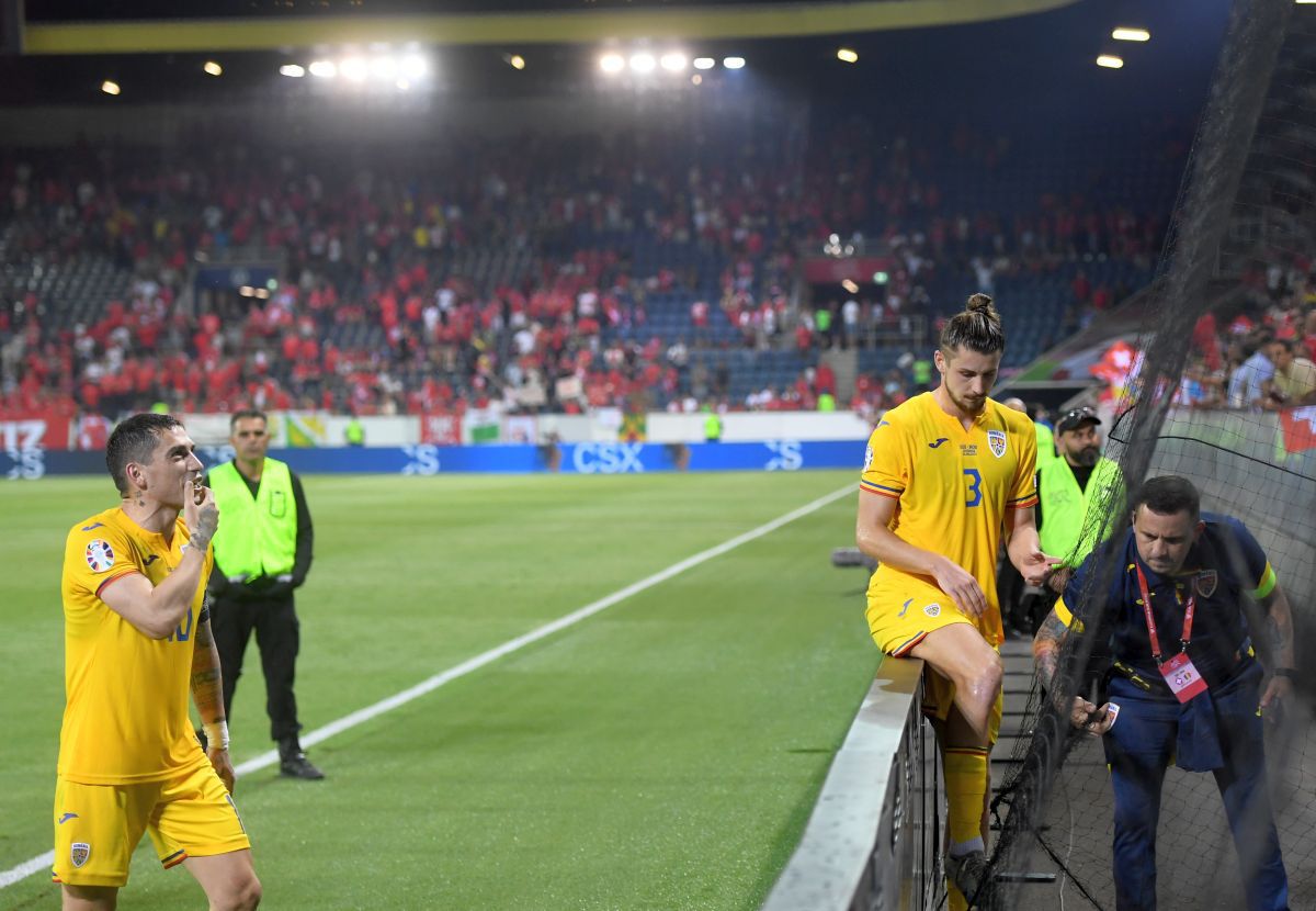 Ce s-a întâmplat pe gazon după fluierul final din Elveția - România: cadouri pentru ultrași și „scut” în jurul lui Mihăilă