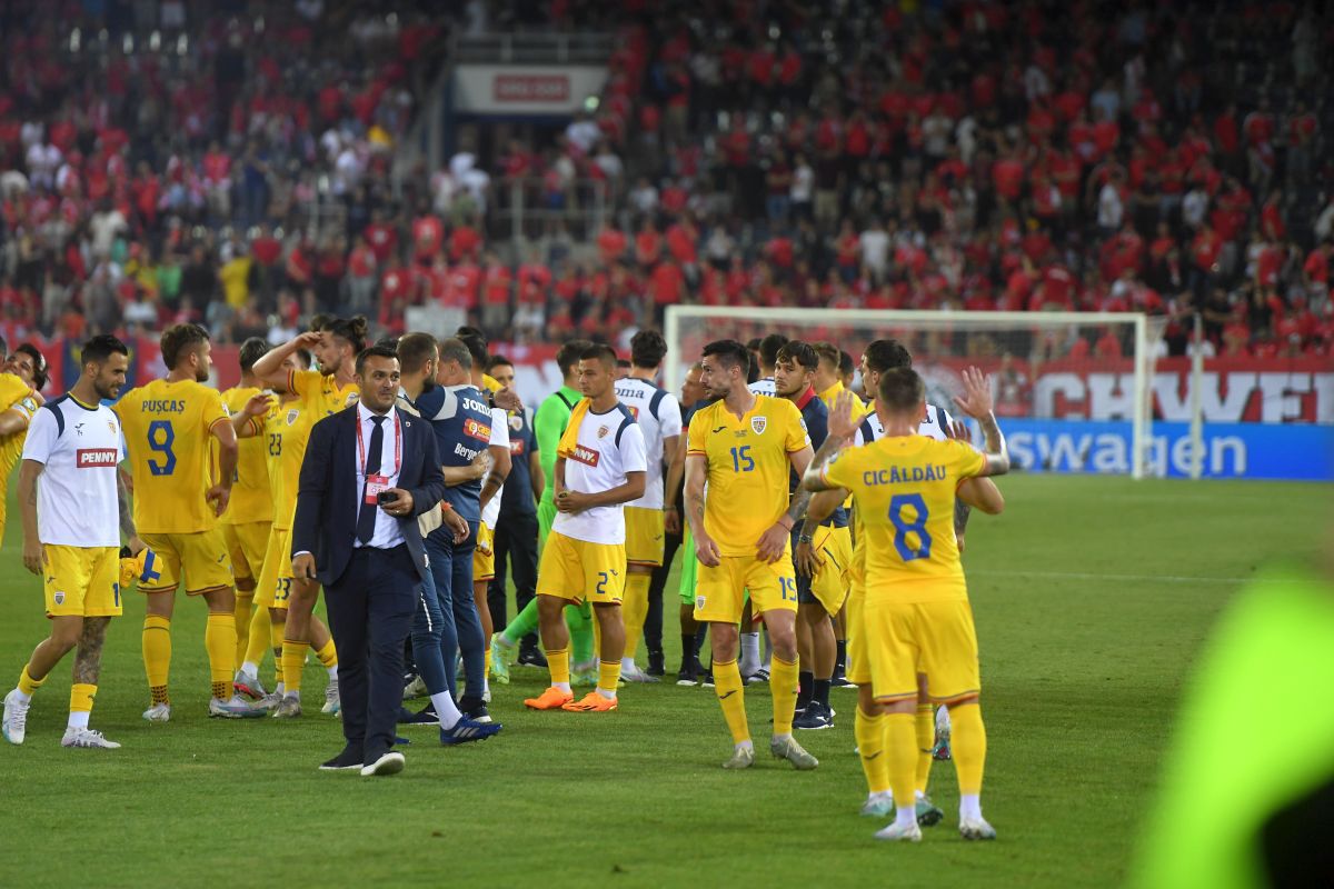 Ce s-a întâmplat pe gazon după fluierul final din Elveția - România: cadouri pentru ultrași și „scut” în jurul lui Mihăilă