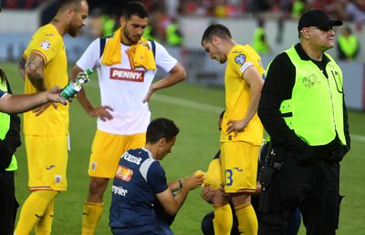 Nu s-a văzut la TV » Ce s-a întâmplat pe gazon după fluierul final: cadouri pentru ultrași și „scut” în jurul lui Mihăilă