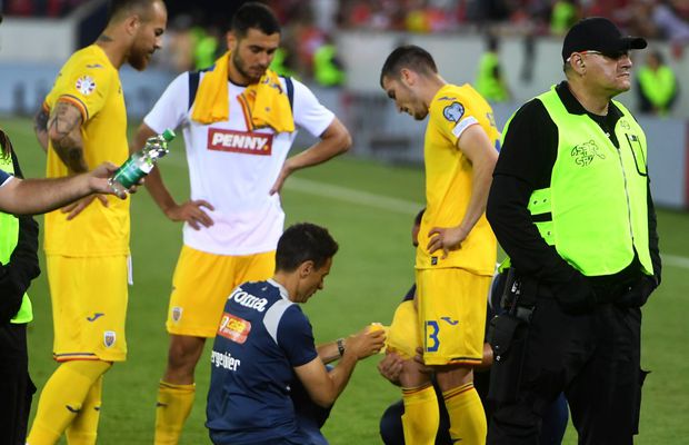 Nu s-a văzut la TV » Ce s-a întâmplat pe gazon după fluierul final: cadouri pentru ultrași și „scut” în jurul lui Mihăilă