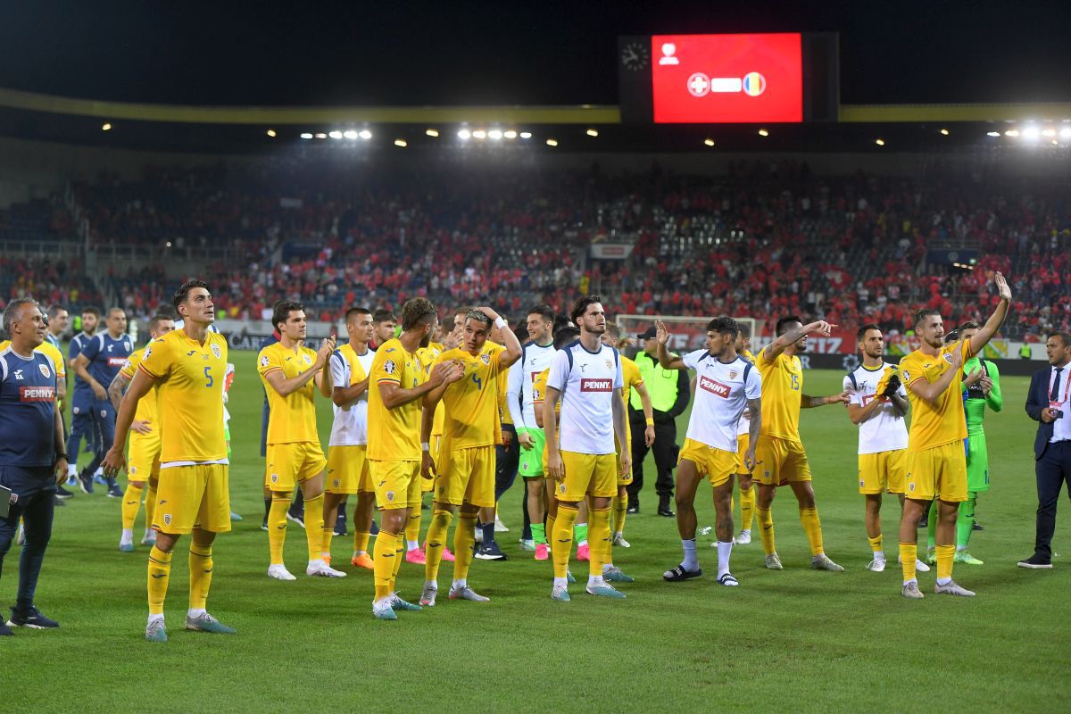 Ce s-a întâmplat pe gazon după fluierul final din Elveția - România: cadouri pentru ultrași și „scut” în jurul lui Mihăilă