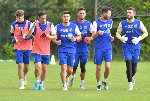 CSA Steaua s-a reunit astăzi la baza de pregătire din Ghencea. Daniel Oprița a avut la dispoziție 24 de fotbaliști, printre ei și Alexandru Buziuc (29 de ani), fostul atacant al rivalei FCSB.