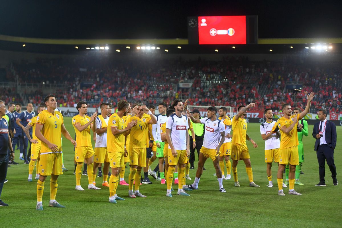 Ce s-a întâmplat pe gazon după fluierul final din Elveția - România: cadouri pentru ultrași și „scut” în jurul lui Mihăilă