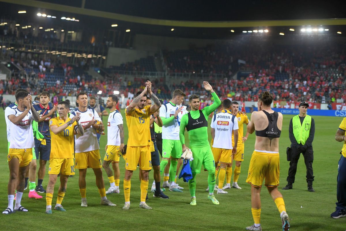 Ce s-a întâmplat pe gazon după fluierul final din Elveția - România: cadouri pentru ultrași și „scut” în jurul lui Mihăilă