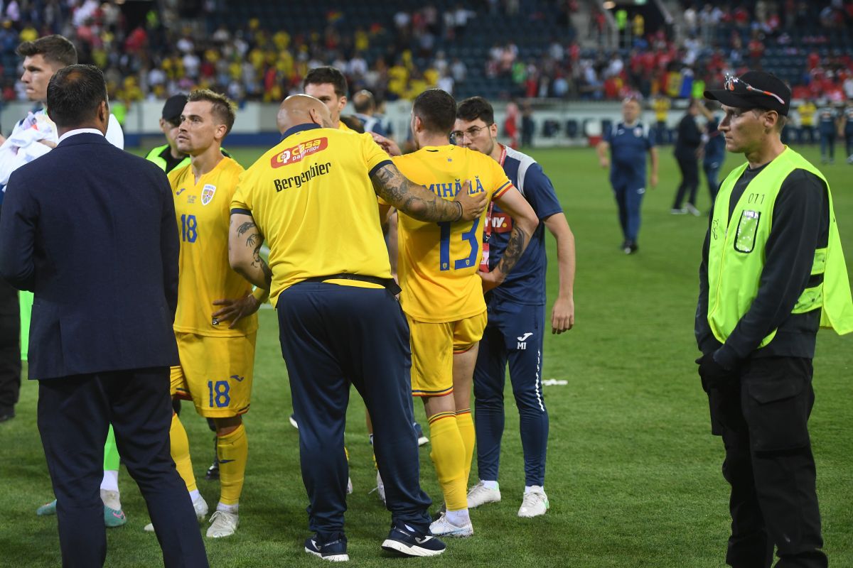 Nu s-a văzut la TV » Ce s-a întâmplat pe gazon după fluierul final: cadouri pentru ultrași și „scut” în jurul lui Mihăilă